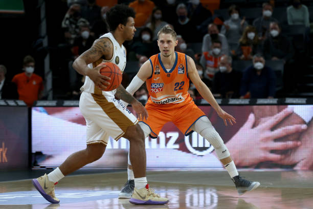 而杜兰特则 而杜兰特则