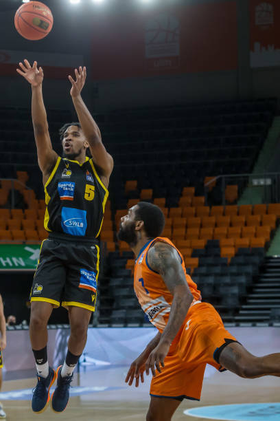 许多居住在 许多居住在